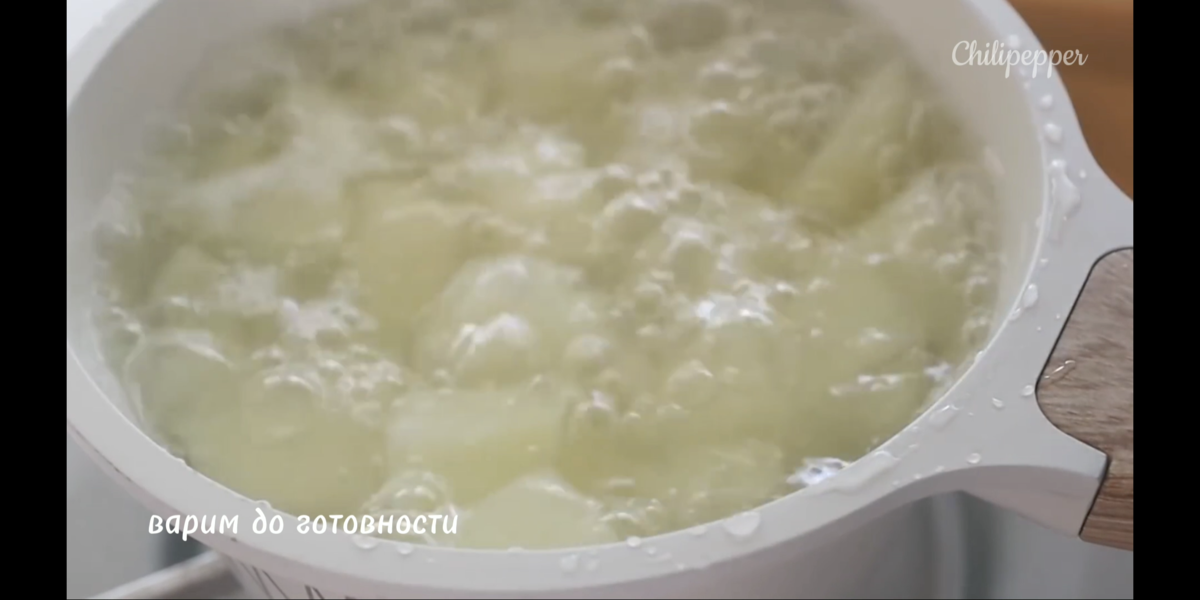 Хрустящие картофельные шарики с сыром в панировочных сухарях