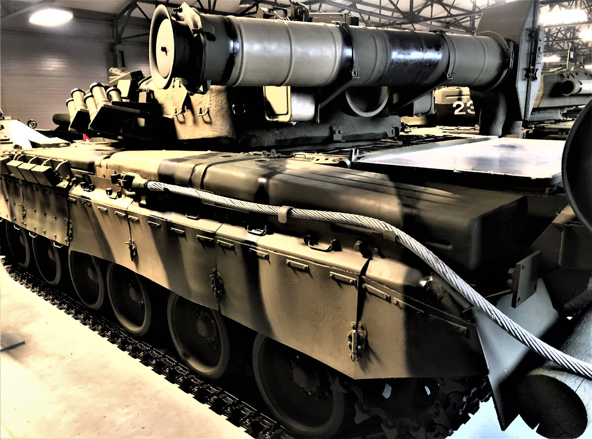 Поскольку 1200-сильный ГТД довести до серийного производства так и не удалось, Т-80У оснащались серийным ГТД-1000ТФ мощностью 1100 л.с. , ранее применявшимся также на Т-80Б/БВ. Размещение элементов ОПВТ в кормовой части башни отличается от всех прочих модификаций Т-80,оснащенных ГТД.