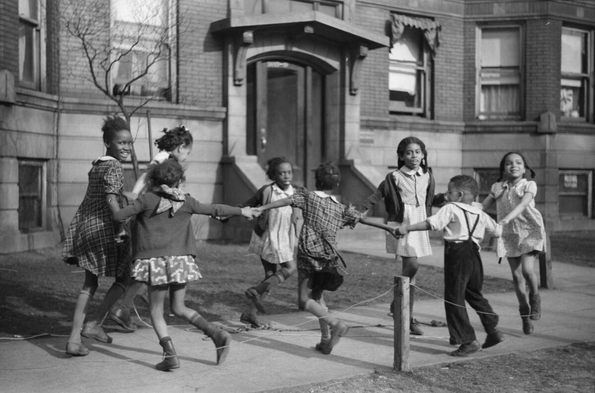 Игры детства на улице. Дети во дворе ретро. Советские дети на улице. Советские дети во дворе. Играющие советские дети.