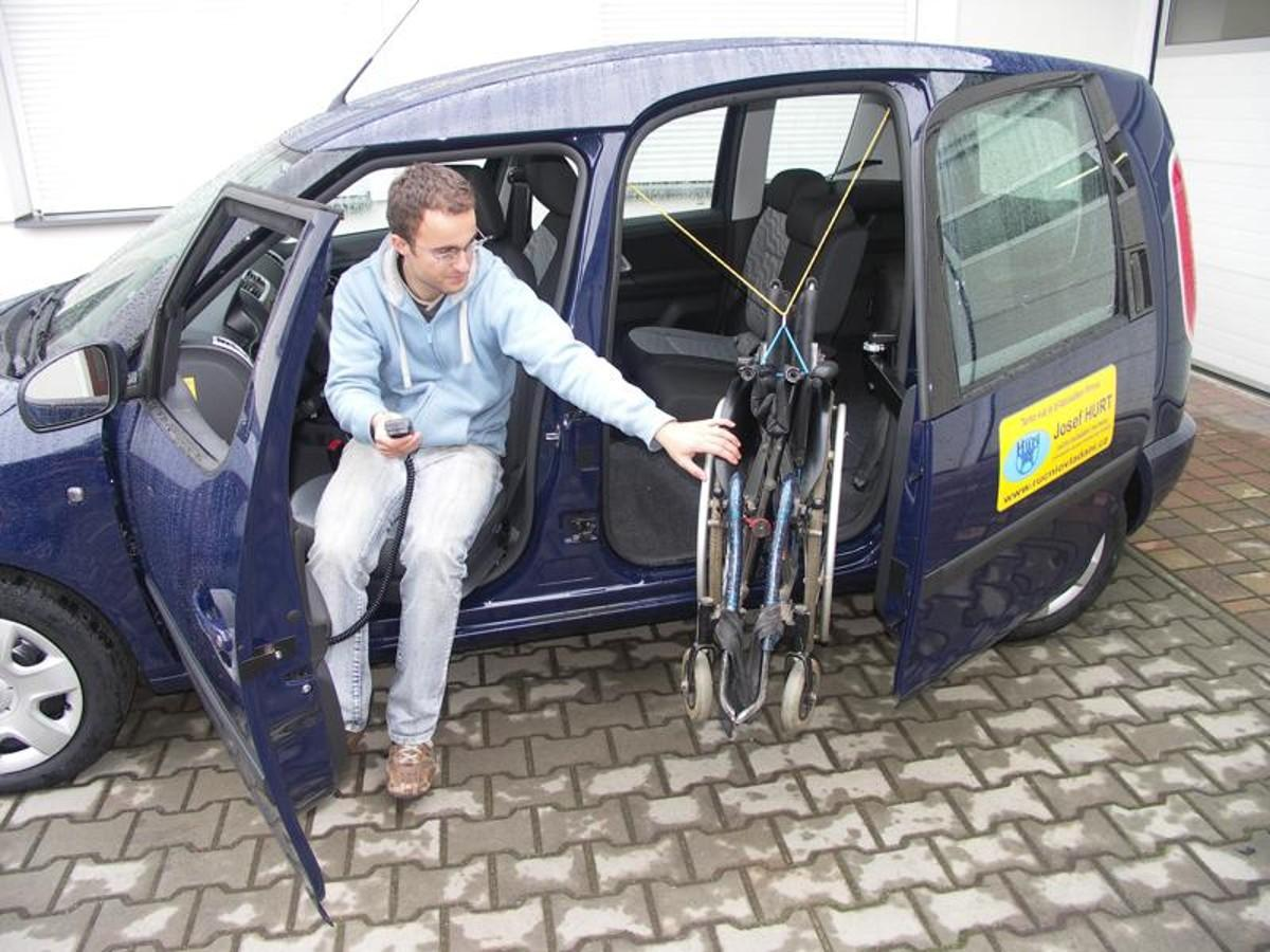 Где купить машину инвалиду. Киа Карнивал для инвалидов-колясочников. Электроскутер 4 WD для инвалидов-колясочников. Машина для колясочников. Автомобиль для инвалидов колясочников с ручным управлением.