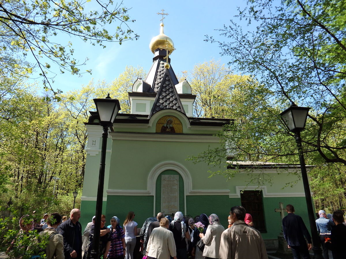 Мощи святой ксении петербургской камская. Часовня Ксении Петербургской СПБ. Святой блаженной Ксении Петербургской. Смоленское кладбище в Санкт-Петербурге часовня Ксении блаженной.