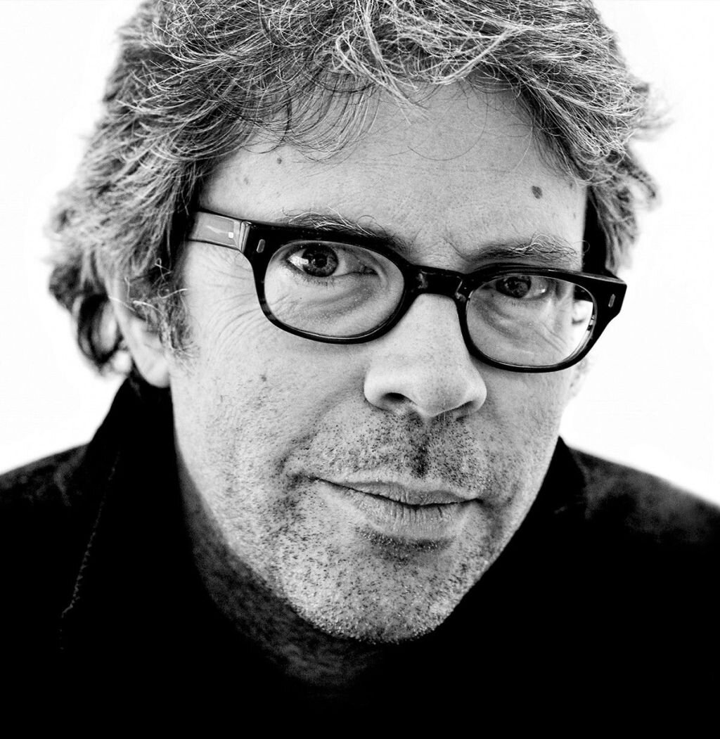 Шестидесятичетырёхлетний классик американской литературы, творчество которого сравнивают с творчеством русского классика Льва Толстого и лауреата Нобелевской премии по литературе Томаса Манна. 