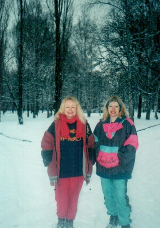 Светлана (слева) с подругой на зимней прогулке