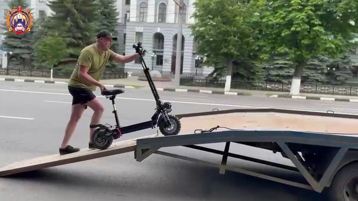 Самокат относящийся к мопеду