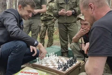 Гроссмейстер Сергей Карякин приехал в зону СВО и сыграл в шахматы с солдатами gazetametro.ru