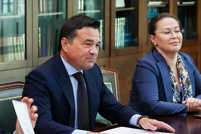   Губернатор Московской области Андрей Воробьев и управляющий директор компании «Uflex Group» господин Чатурведи подписали соглашение о строительстве нового производства по изготовлению краски и клея для пищевой упаковки в «Ступино Квадрат» © Антон Чернов, «Подмосковье Сегодня»