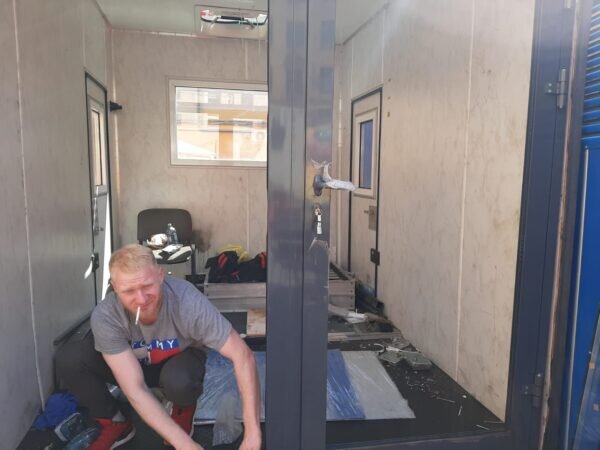 Работа по сбору павильона во дворе кипит