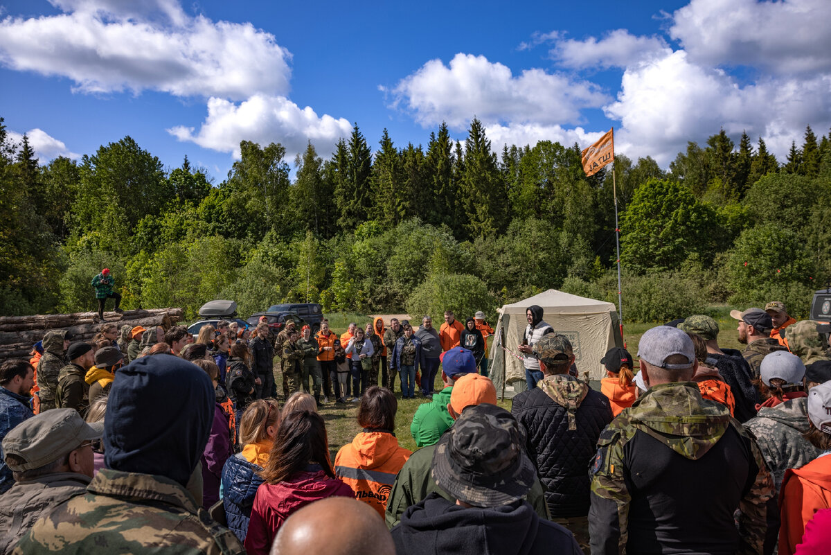Наш руководитель толкает речь. 