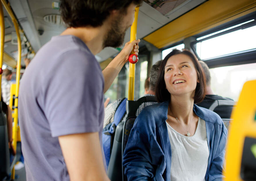Автобус. Женщина в автобусе. Мужчина и женщина в автобусе. Мужчина в общественном транспорте. Русские женщины в автобусе