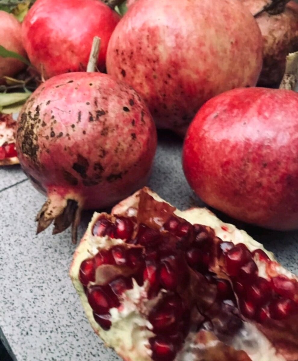 Фото автора.Гранаты из моего сада.