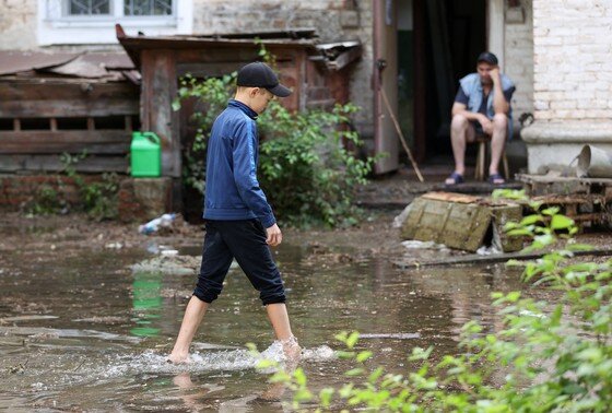    Местные жители во время подтопления в результате удара ВСУ по Каховской ГЭС