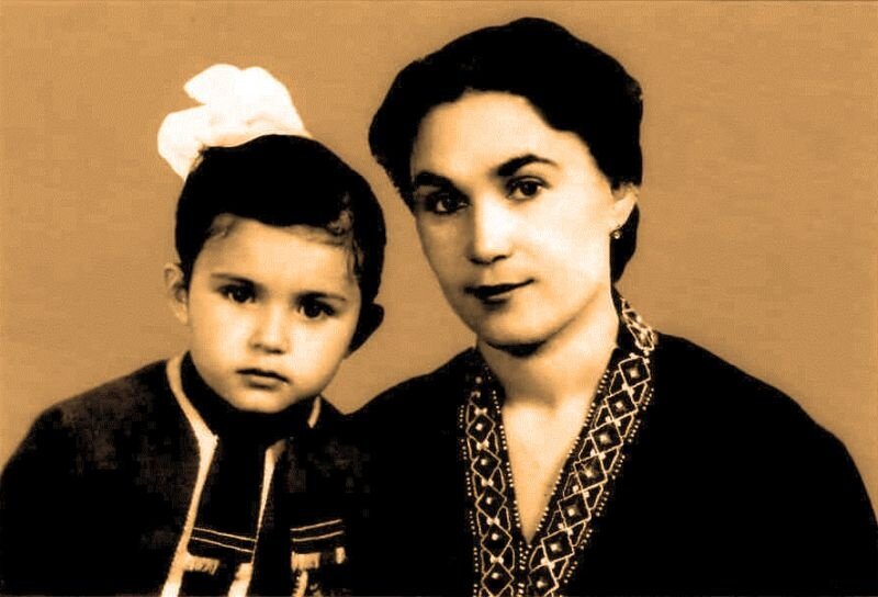 Маленькая Джерен с матерью Софьей Довлетовной