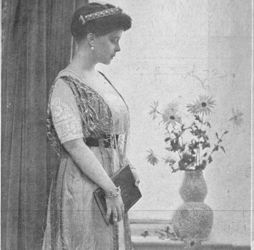 Елена Владимировна в тиаре "жемчужные завитки".