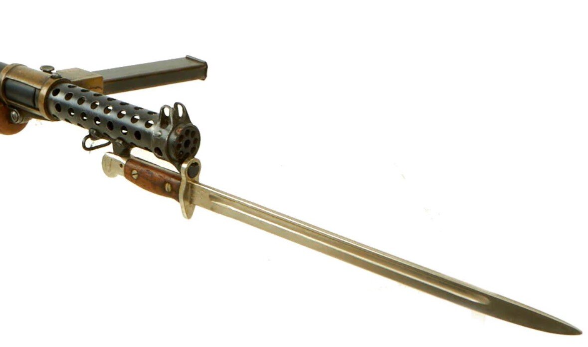 Пистолет-пулемет Ланчестер с примкнутым штык-ножом.