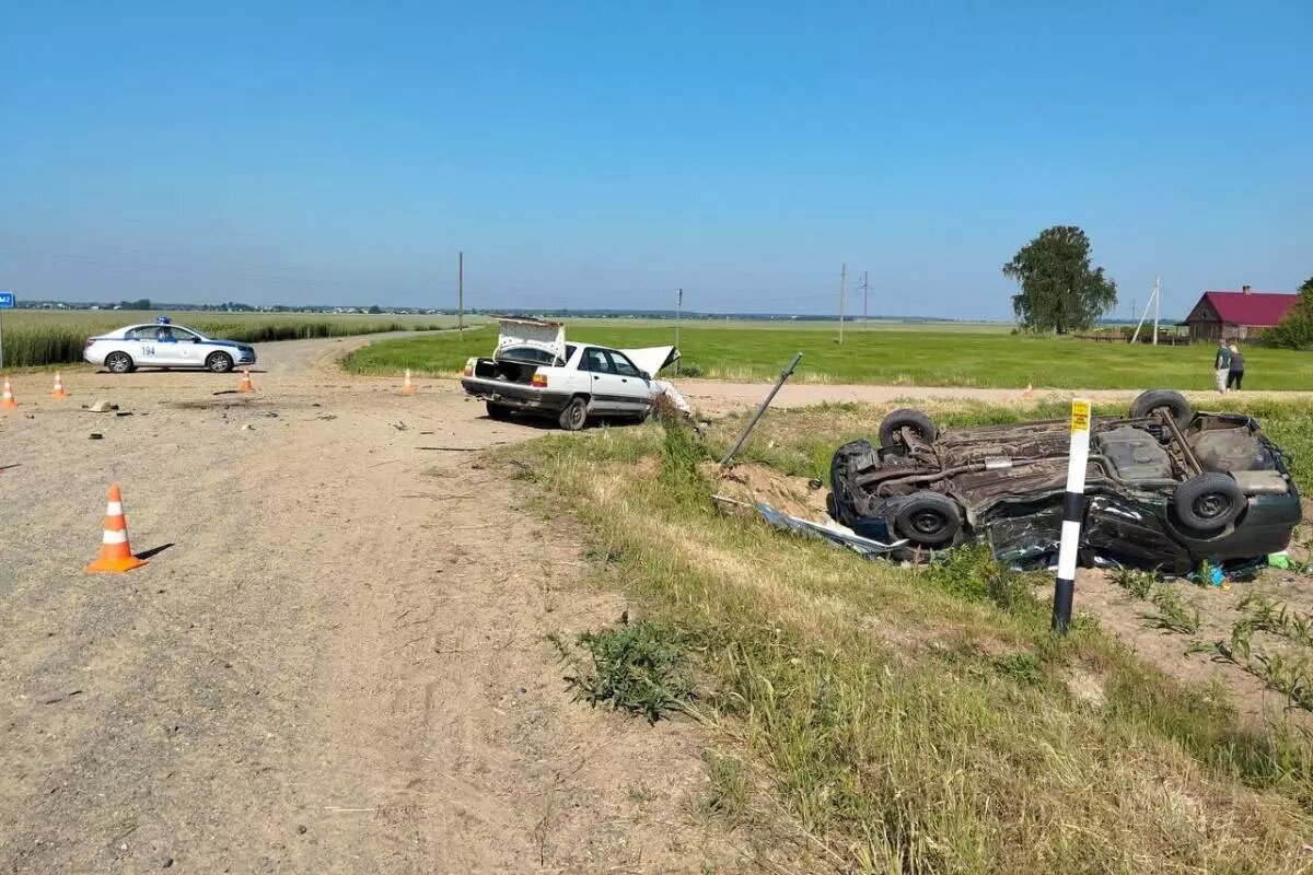 В момент аварии в машине было два человека водитель и потерпевший а также три свиньи