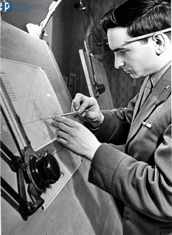 Космонавт В.Ф. Быковский на теоретических занятиях у чертежной доски. [1961 – 1963 гг.]. РГАНТД. Арх. № 2-395.