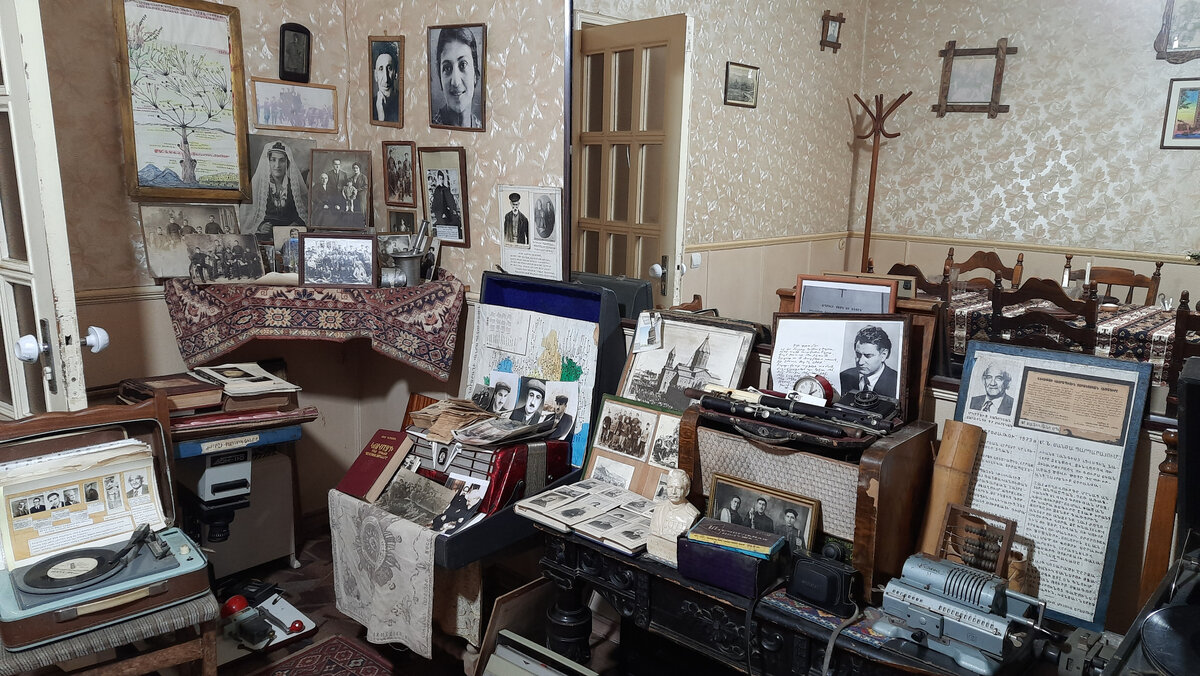 На одной из фотографий можно найти пароль от вайфая))