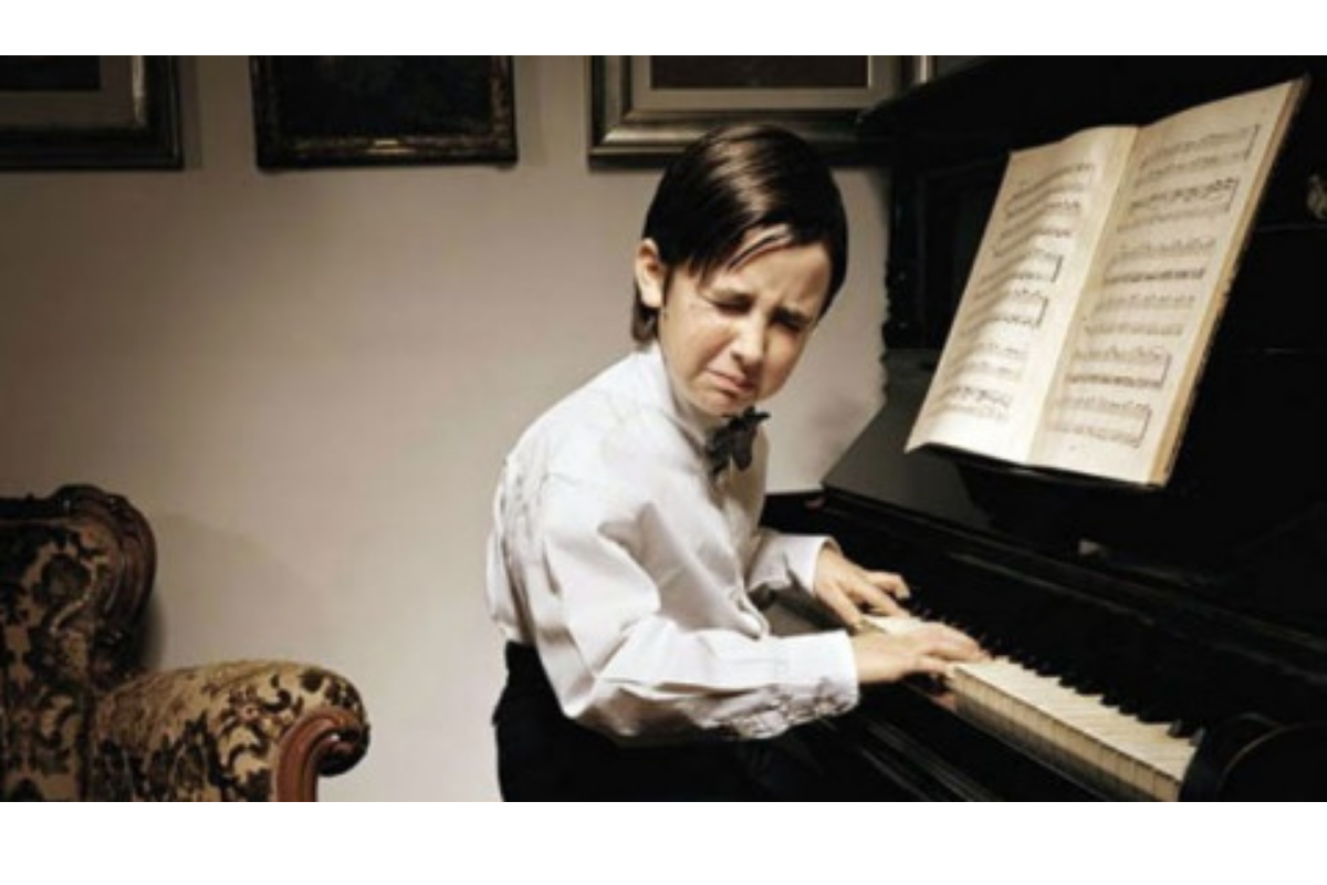 Плачущий музыкант. Фото теоретиков музыкальной школы. Ребенок не хочет играть на фортепиано. Скучная музыка.