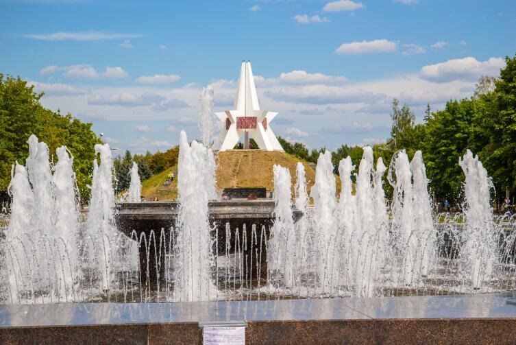    Фонтан перед «Курганом Бессмертия» в Брянске Фото: Depositphotos