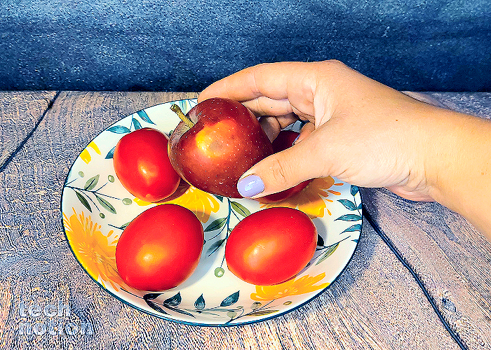 Кладу яблоко к незрелым помидорам / Изображение: дзен-канал technotion Добавьте описание