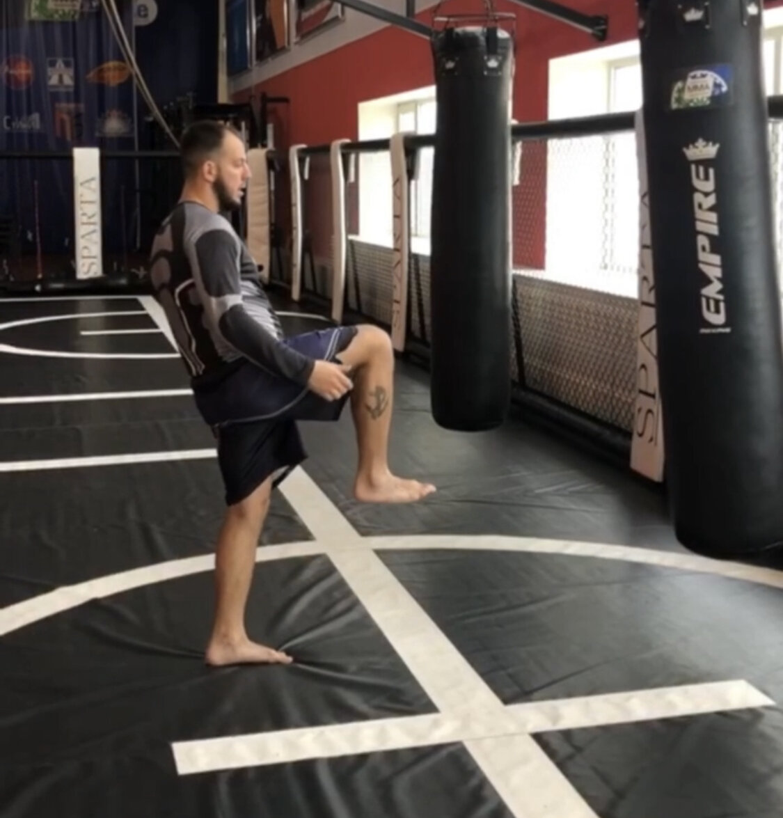 Вынос колена. Фото взято у тренера по ММА Калинина Е.Е.