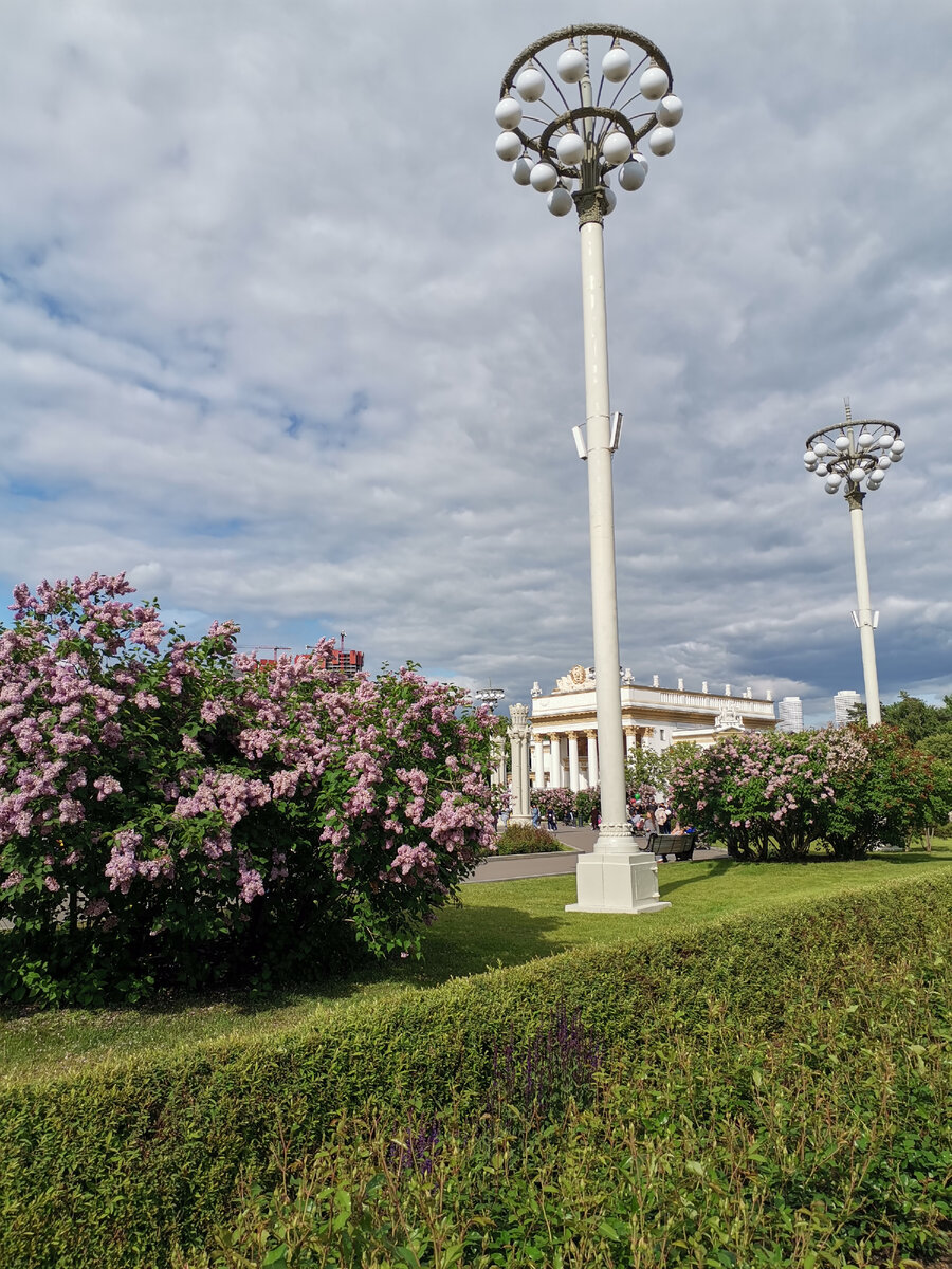Пространство есть иллюзия, создаваемая нашим сознанием. Используя перетекание пространств (картинок видов), мы создаём иллюзию течения потока времени. Так рисуются мультфильмы.  