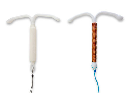 Слева - гормональная спираль, справа - медная 