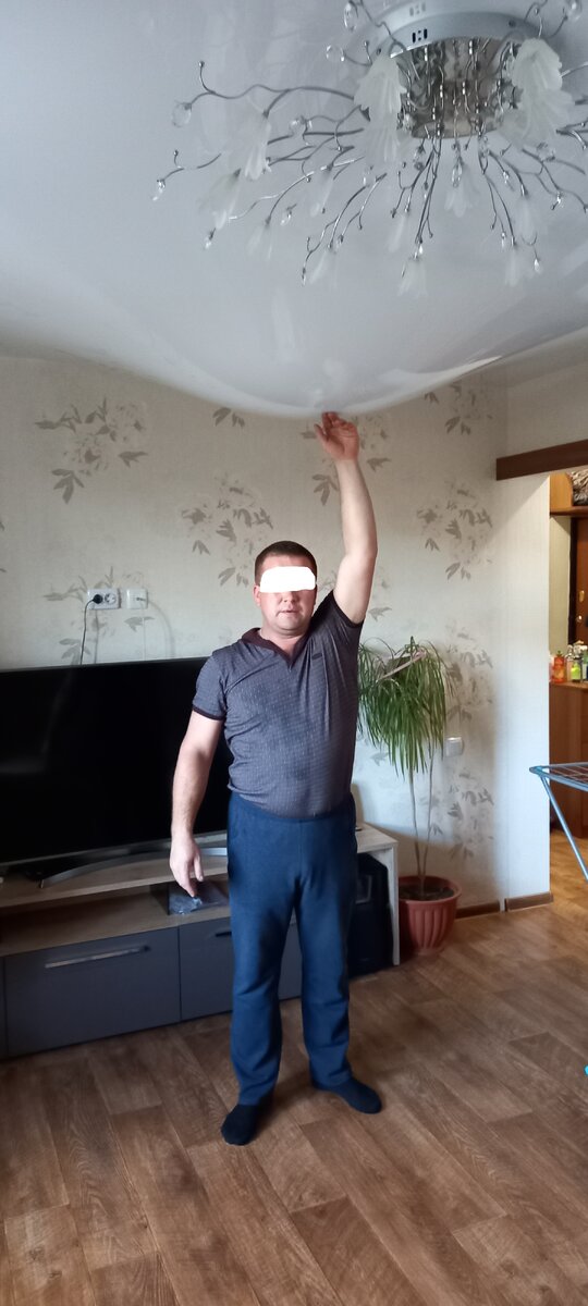 Хозяин квартиры стоит в только что затопленной квартире в сухих носках, на сухом полу, в розетках включены электроприборы.