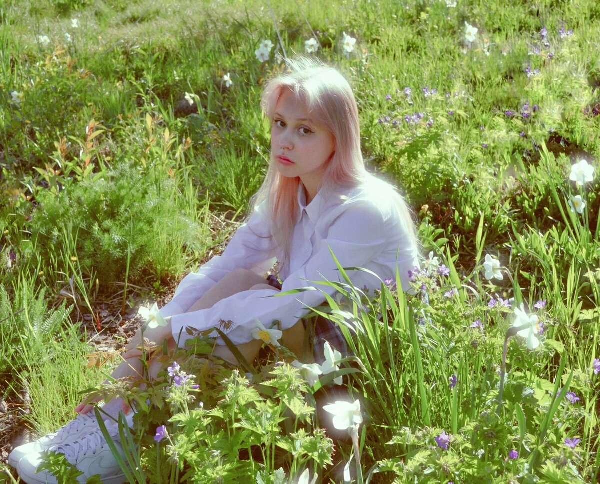 Алина известная как YANDERKA ,набирающая обороты в VK по прослушиванию треков