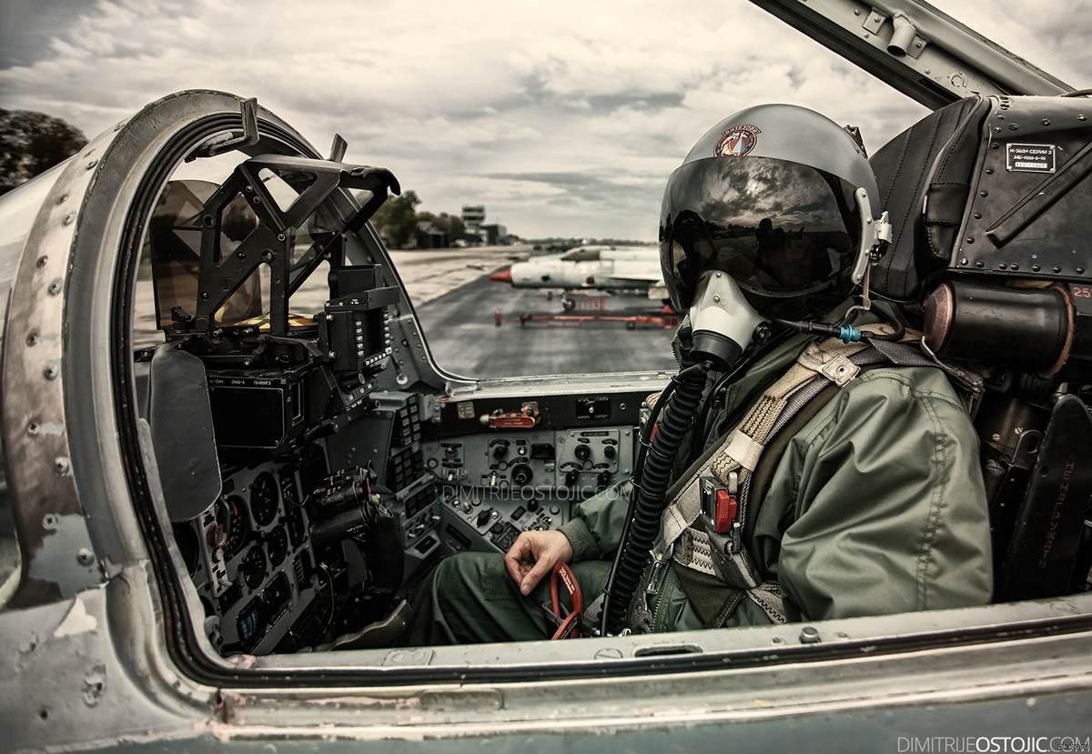 пилот бомбардировщика. военные самолеты с людьми. A10 thunderbolt пилот. Breitling джон траволта. пилот ввс сша a10.