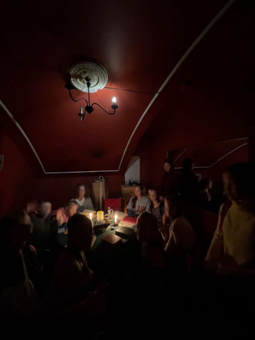 Здесь погадают на картах разные персонажи. Точность предсказаний вас впечатлит)