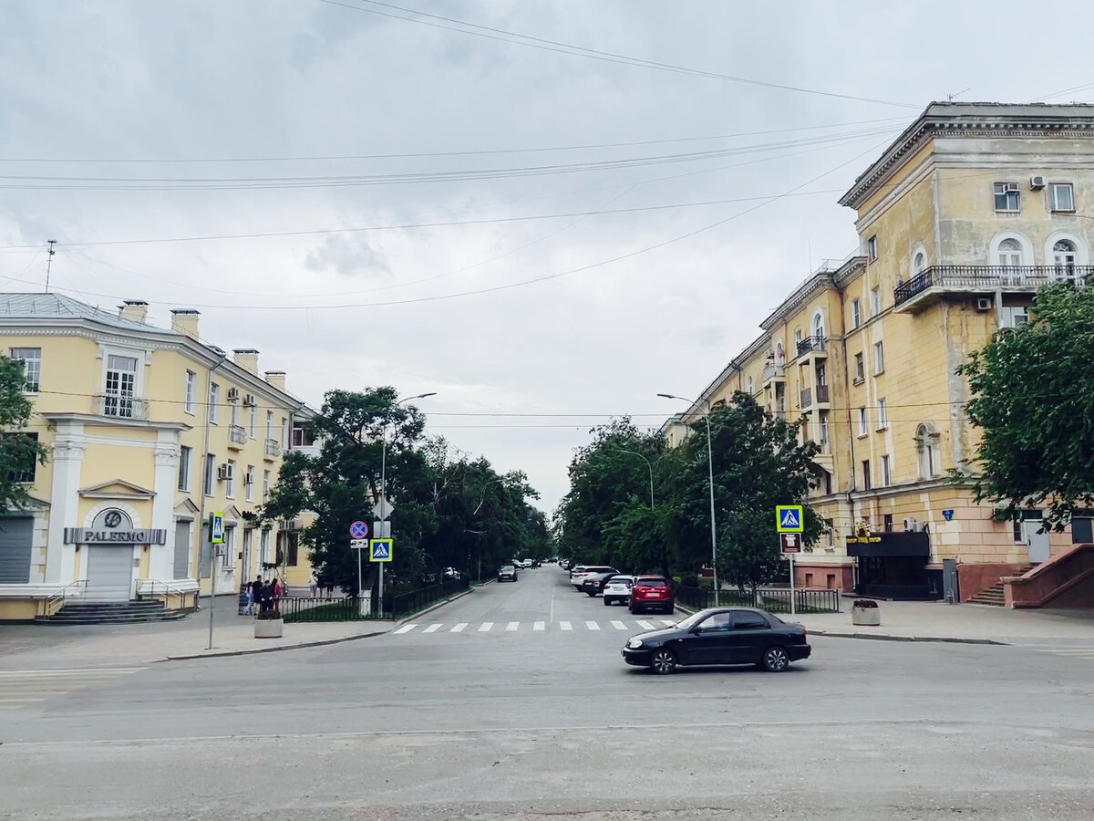 Архитектурный ансамбль ул. Мира, вид с площадки перед Планетарием. 