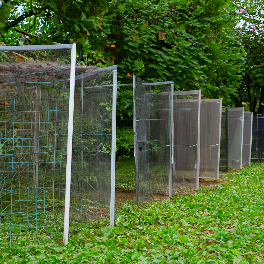 Использование физических барьеров, таких как сетки, ограды и специальные конструкции, помогает защитить огород от нашествия насекомых и грызунов.