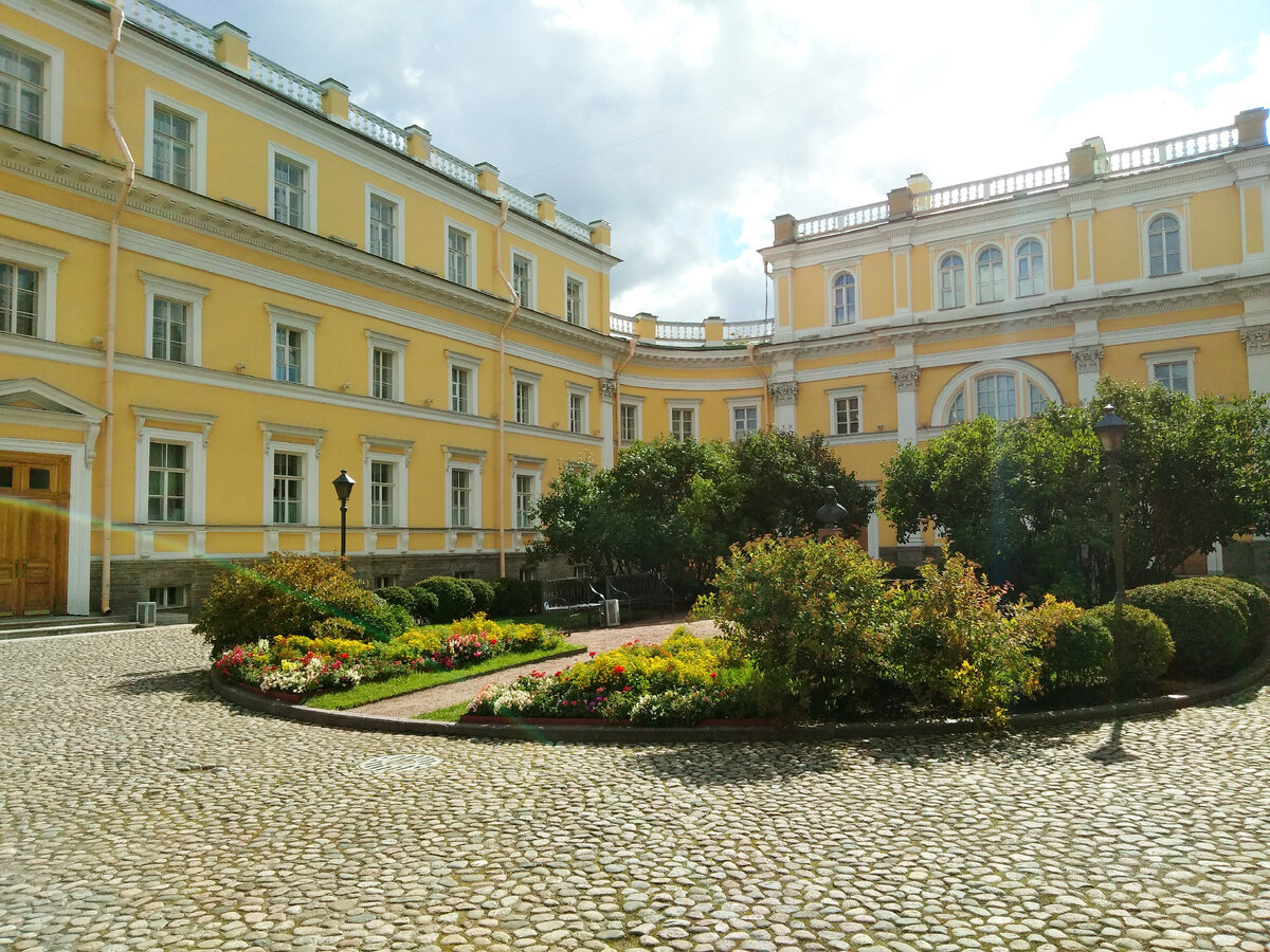 Внутренний дворик усадьбы