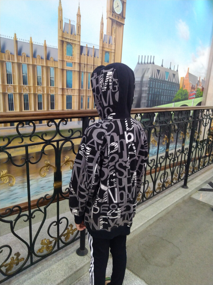 Утепленный хлопковый трикотаж худи и резинки из кулирки на рукавах и по низу изделия обеспечивает тепло в холодную погоду.
