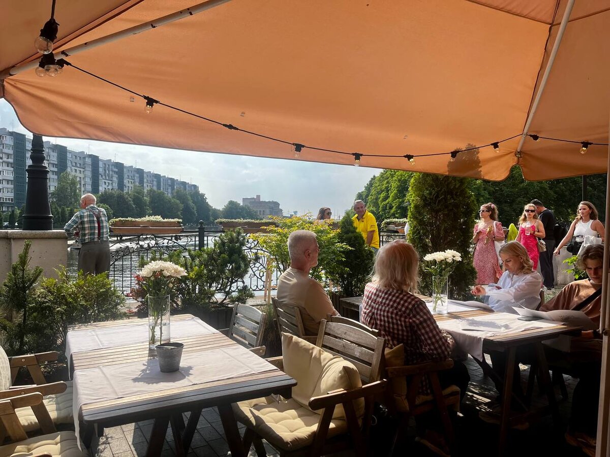 ресторан находится прямо на набережной