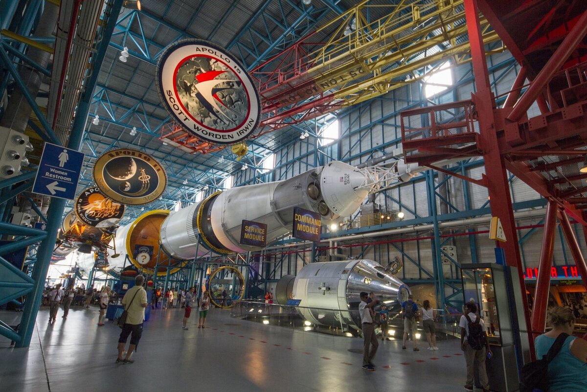 Выставочный образец ракеты Saturn V в космическом центре им. Кеннеди.