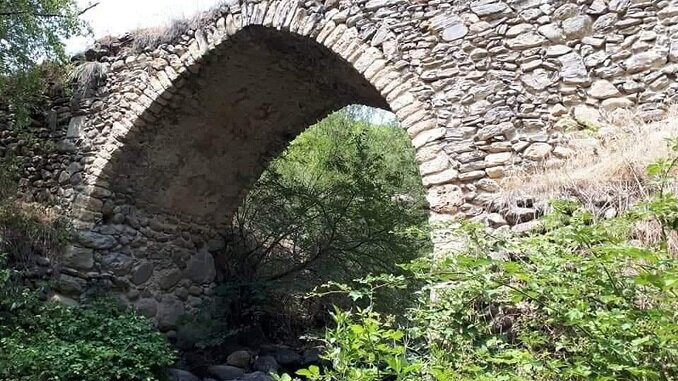 Азербайджанцы разрушили почти 200-летний мост Халивори в Нагорном Карабахе (Арцахе). Фото из открытых источников сети Интернета.