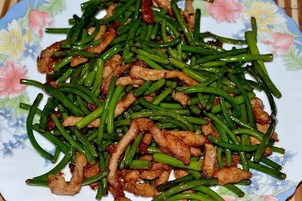 Свинина с чесночными стрелками на сковороде. Свинина с чесночными стрелками на сковороде. Говядина с чесночными стрелками. Салат с чесночными стрелками. Чесночные стрелки с мясом и соевым соусом.