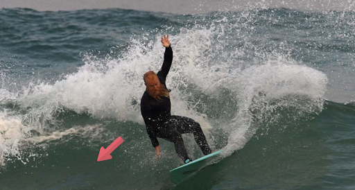 Австралийский серфер Блейк Джонстон у южного Сиднея. Красной стрелкой отмечена гидродинамическая сила – она толкает доску туда же, куда двигается волна. Фото: Saeed Khan/AFP/Getty Images 