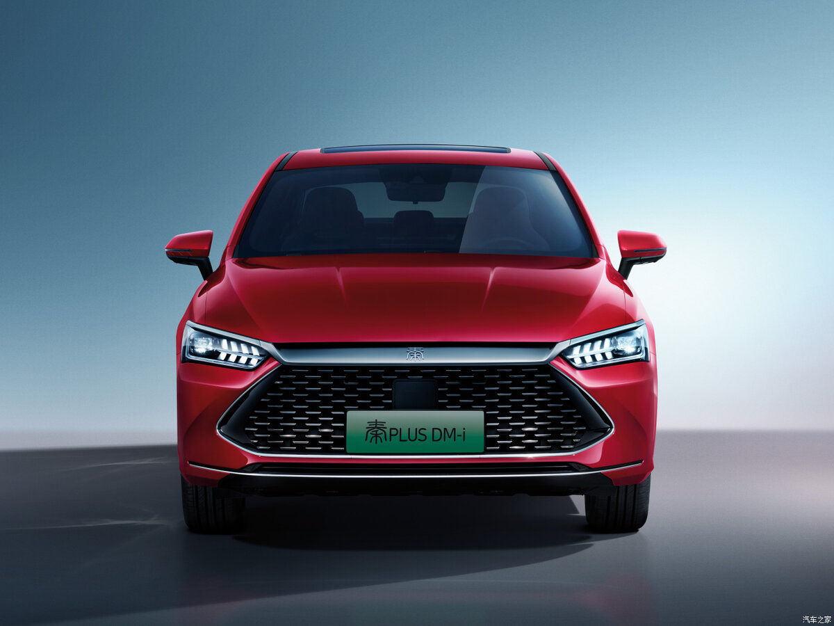 Аббревиатура DM-i в его названии обозначает «супергибридную» систему, в которой двигатель только в самых сложных ситуациях подключается к колесам.