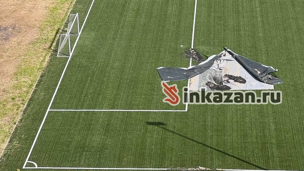     В казанском микрорайоне «Салават Купере» сегодня, 19 июня, начались работы на футбольном поле на территории школы №188 «Бионика». Там в начале месяца появилась яма. Об этом сообщил корреспондент Inkazan.