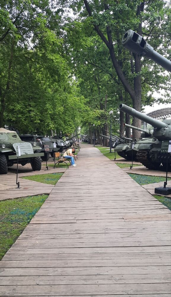Аллея с танками, артиллерией и прочими видами военной техники