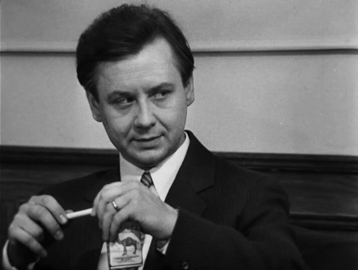 О.П. Табаков в роли В. Шелленберга в фильме "Семнадцать мгновений весны". Кадр из открытого доступа Интернета. Обратите внимание на деталь: обручальное кольцо совершенно правильно на левой руке! 