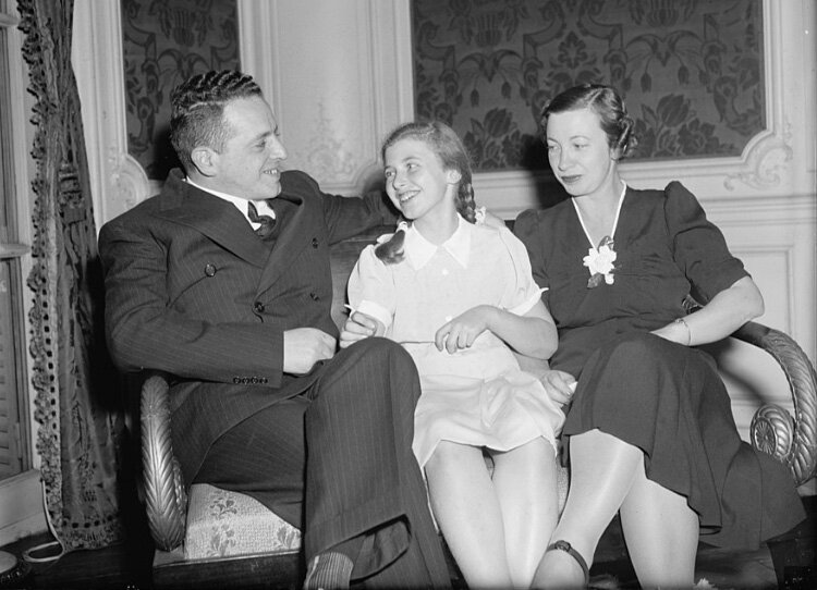 Нина Уманская со своими родителями (Фото 1939 года).
