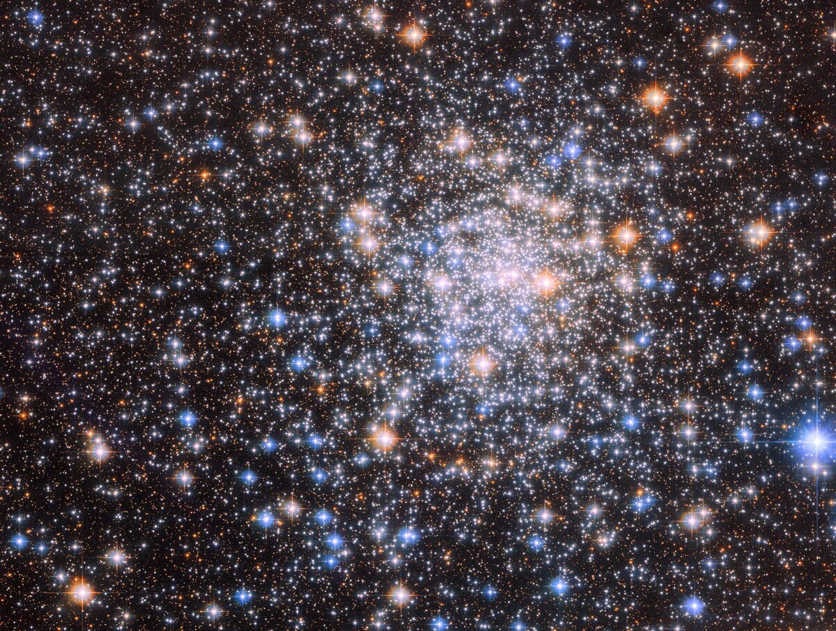NGC 6544, шаровое скопление, расположенное на расстоянии более 8000 световых лет от нас в созвездии Стрельца. Image credit: NASA / ESA / Hubble 