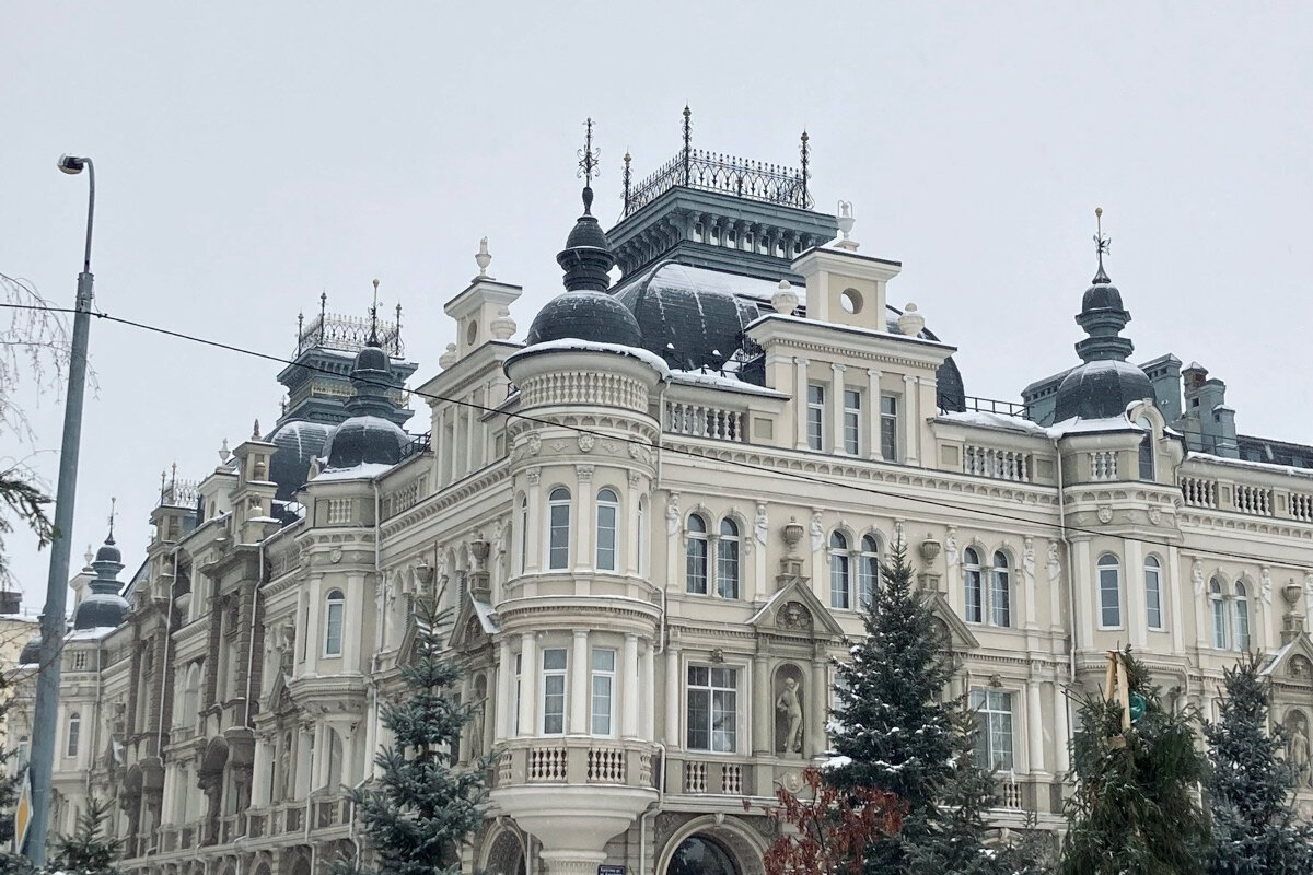 Фасады здесь стилизованы под ампир, классицизм и барокко — сложно найти что-то похожее в других городах России