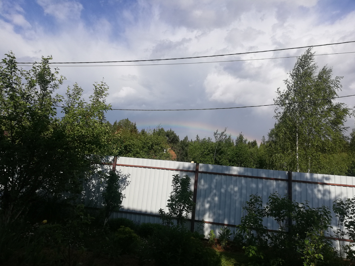 А кому-то с дождем повезло. Об этом нам рассказала радуга на небе. 