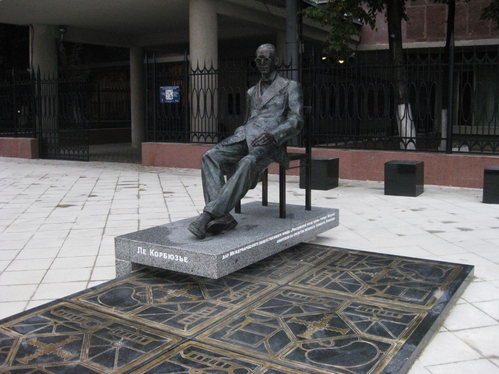 Памятник ле корбюзье на мясницкой улице. Памятник ле корбюзье в москве здание. Здание центросоюза ле корбюзье. Памятник корбюзье в москве. Памятник корбюзье в москве.
