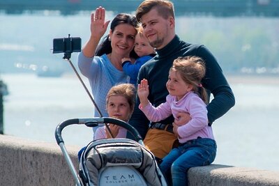    Семья делает селфи в Москве © Сайт мэра Москвы